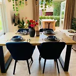 Morning Glory, Forest Vakantiehuis